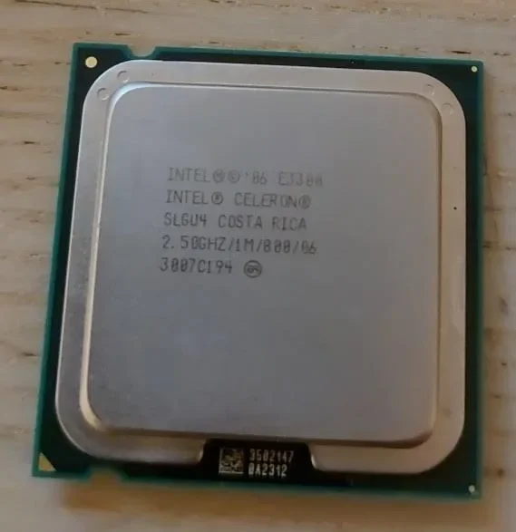 Processeur Intel Celeron E3300 2.50GHz SLGU4 LGA775 1Mo - vue 2
