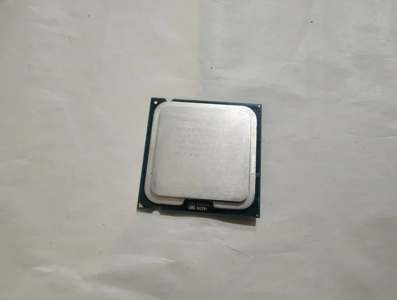 Processeur Intel Pentium E5700 3.00GHz SLGTH LGA775 2Mo - vue 4